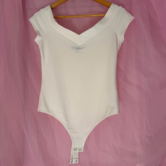 Express Tops - Express Off-White V-Neck One-Piece Bodysuit Size M